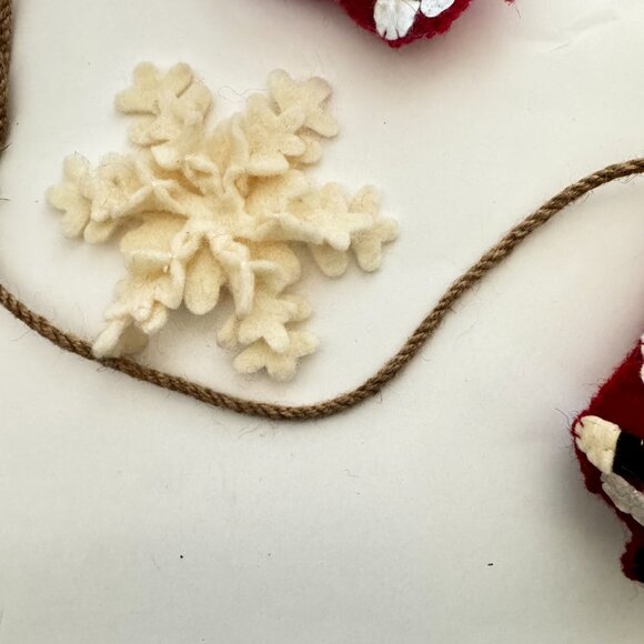 Artic Holiday Santa & Snowflakes 6 Ft Christmas Tree Garland Twine Mantle Stuffe - Picture 4 of 6